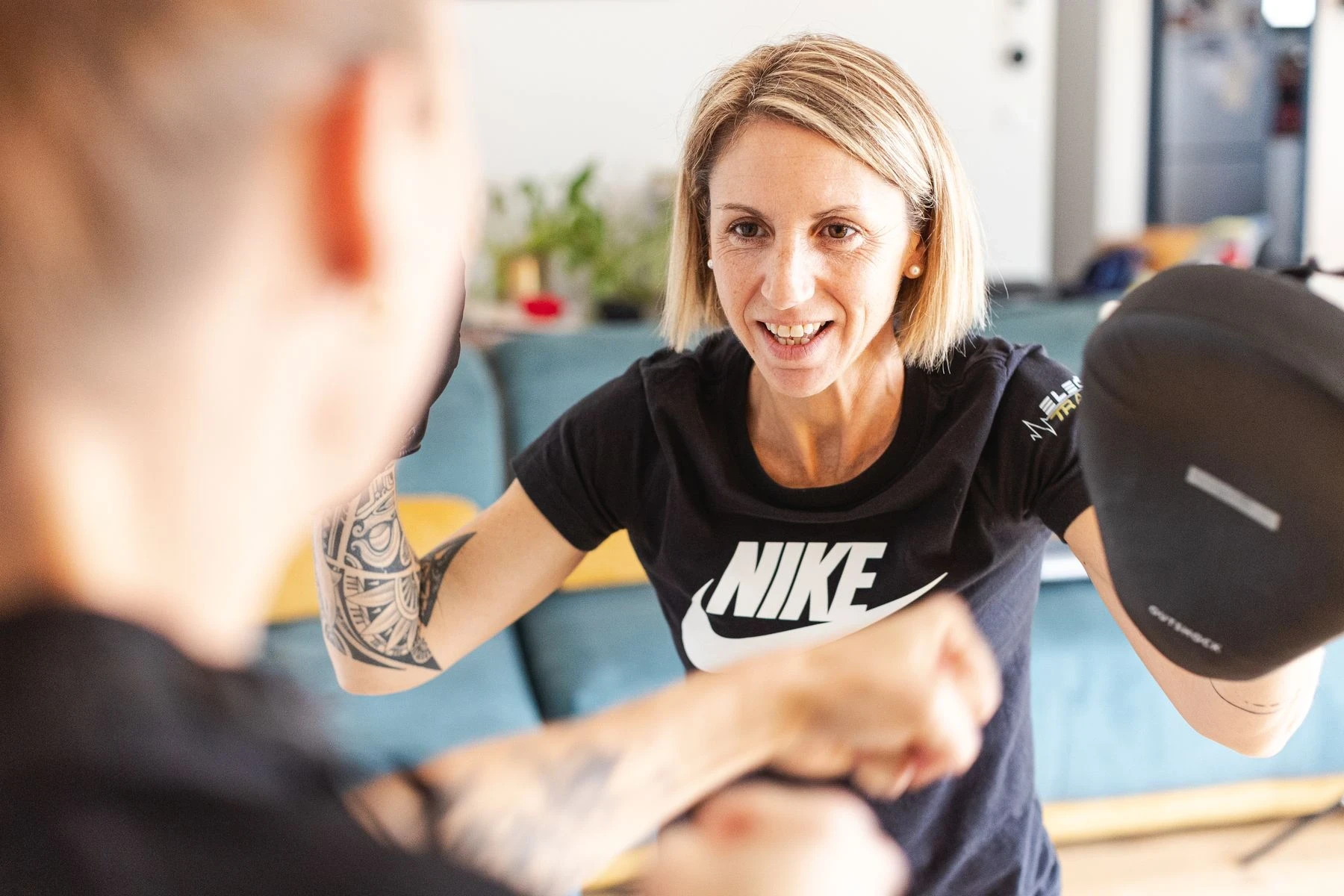 Stéphanie Cyprien, coach sportif à domicile en pleine séance d'électrostimulation (EMS)