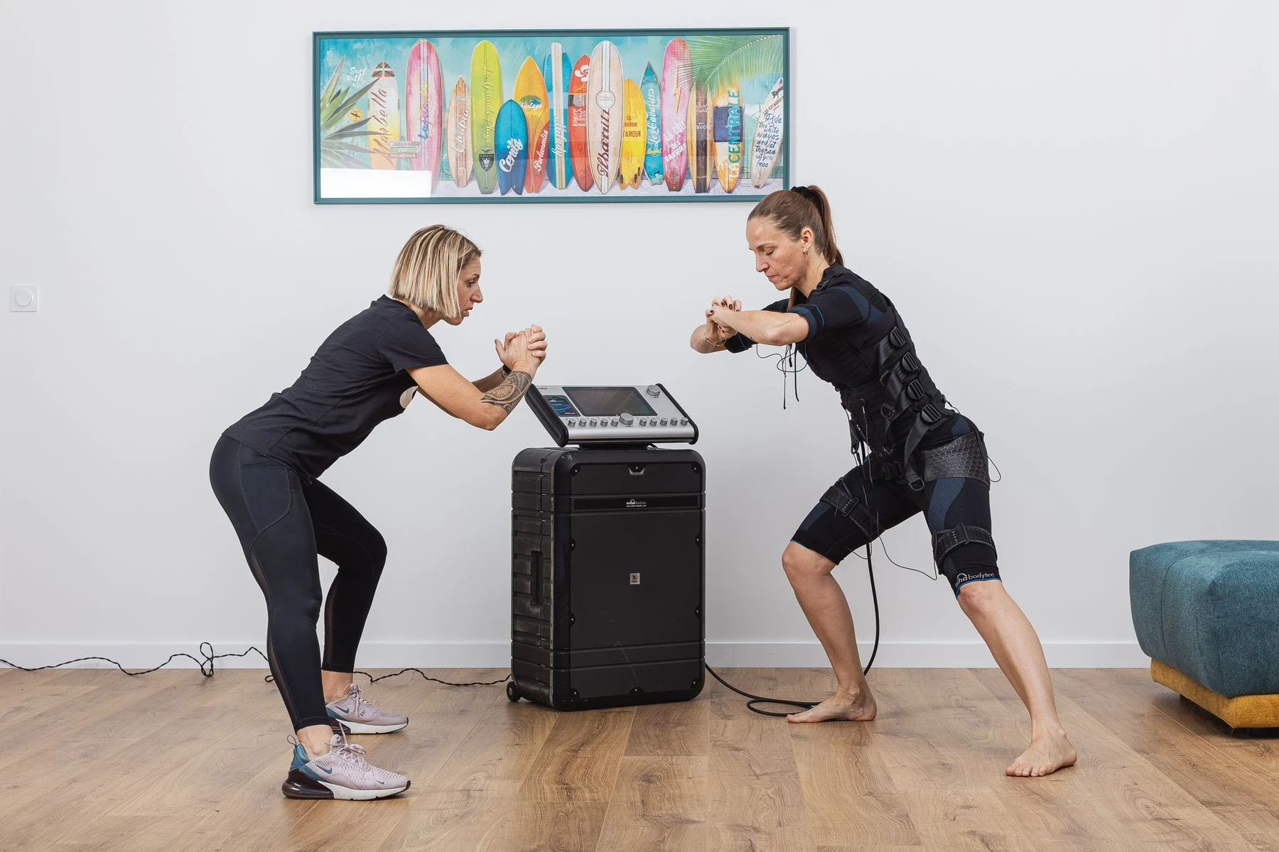 Stéphanie Cyprien, coach sportif à domicile en pleine séance d'électrostimulation (EMS)