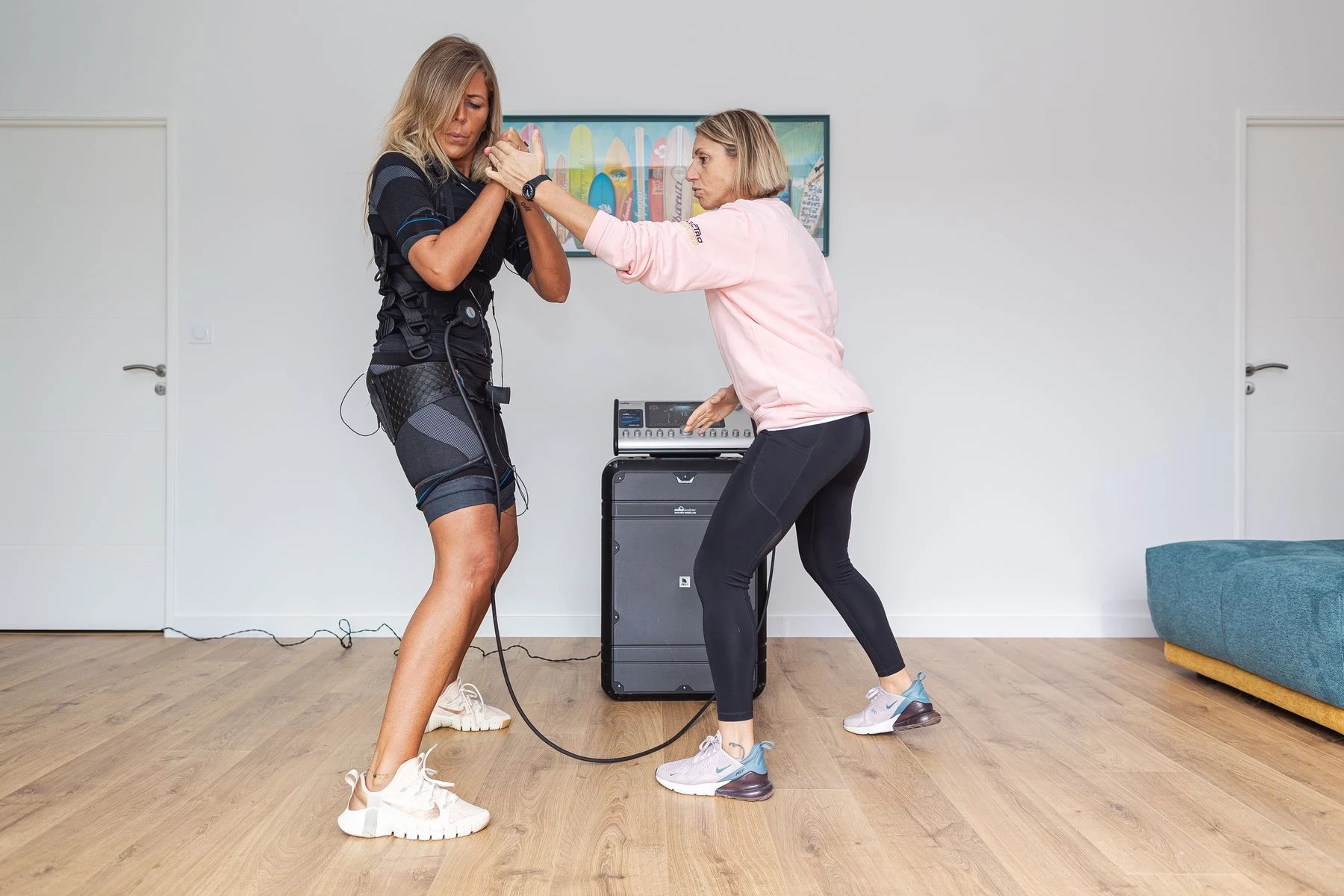 Stéphanie Cyprien, coach sportif à domicile en pleine séance d'électrostimulation (EMS)